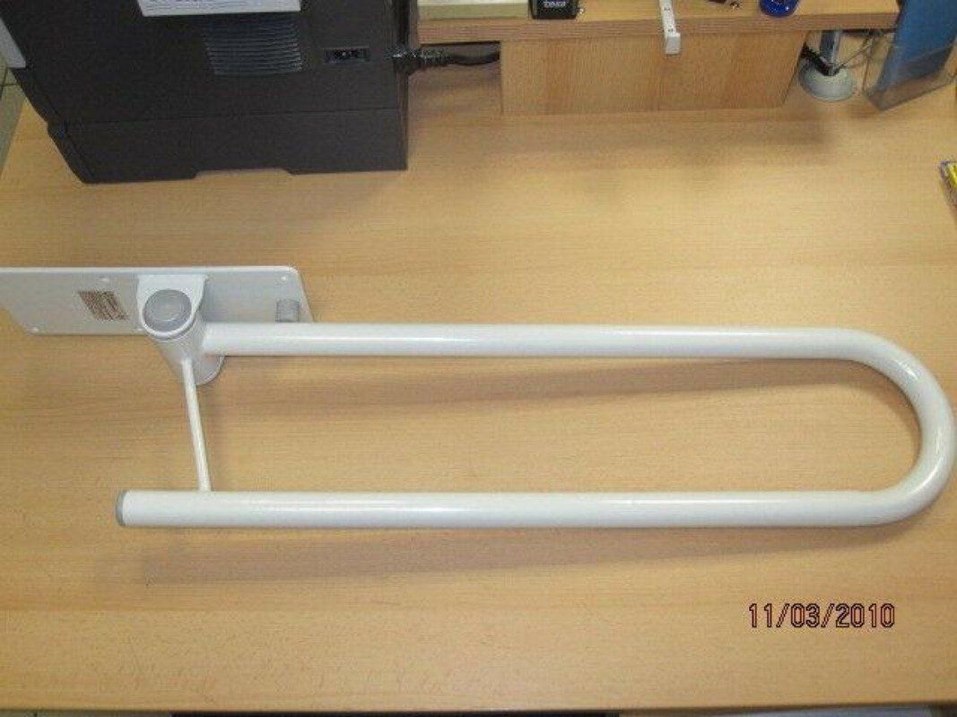 Weißer, klappbarer Haltegriff auf Holzoberfläche. U-förmig, mit Wandhalterung und Stützstrebe.