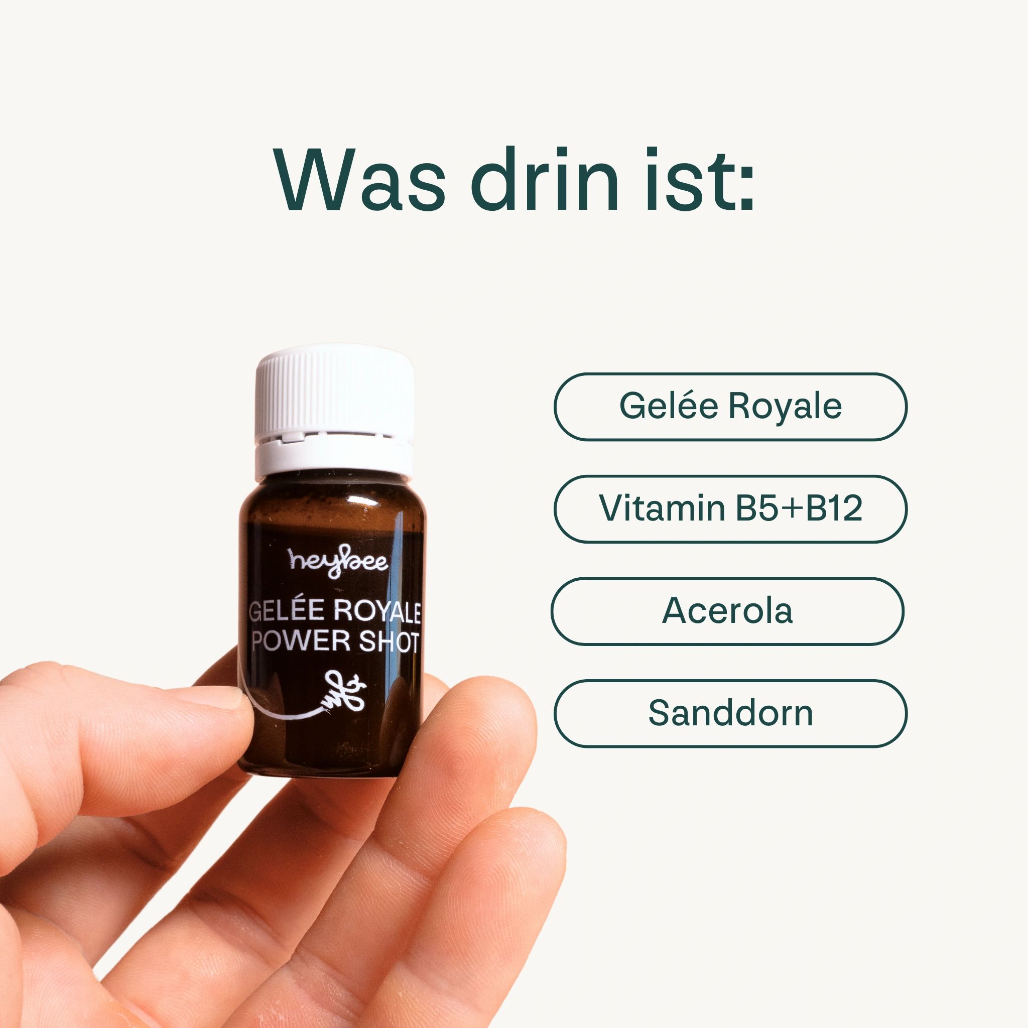 Hand hält ein heybee Gelée Royale Power Shot Fläschchen. Text: Gelée Royale, Vitamin B5+B12, Acerola, Sanddorn.