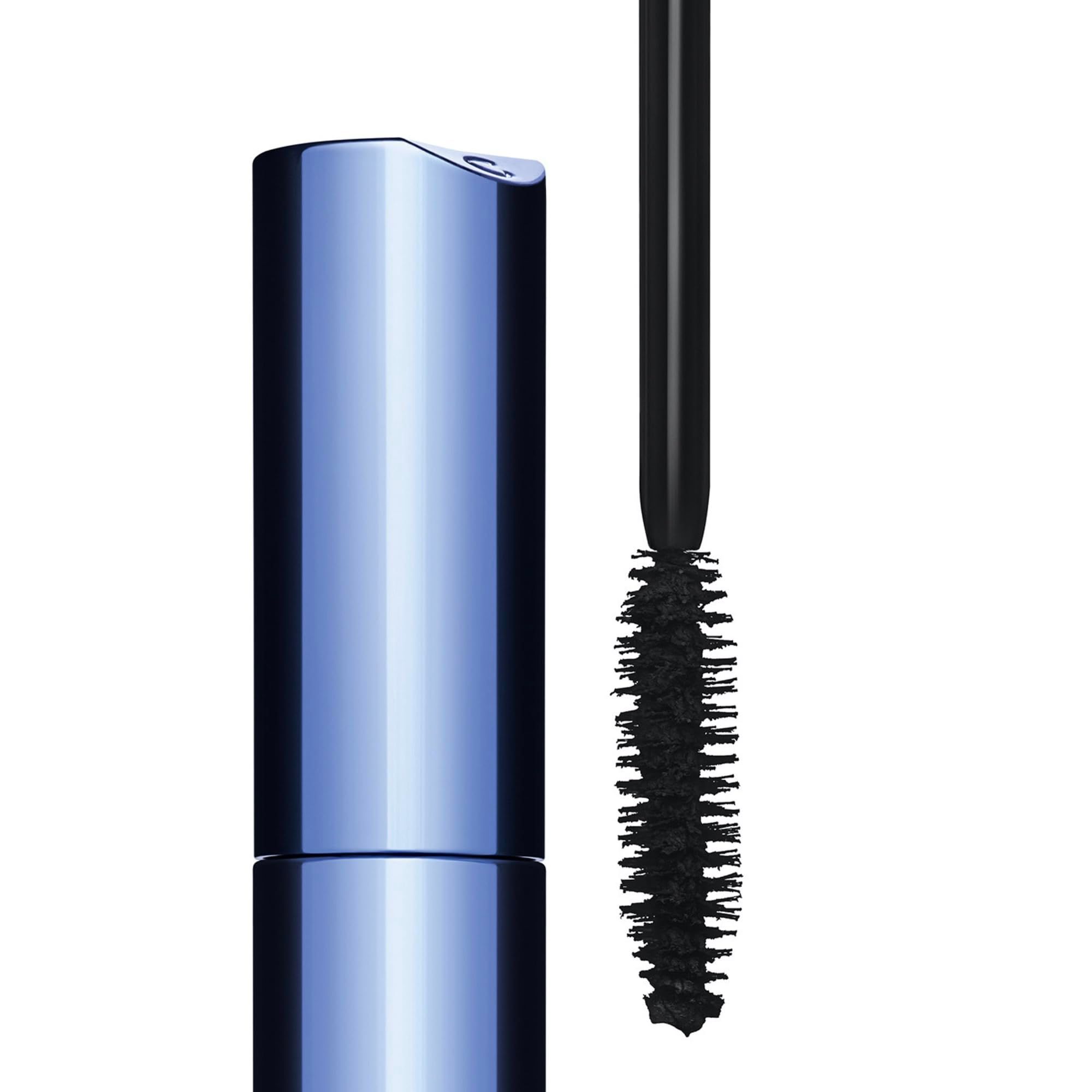 Clarins Wonder Perfect 4D Mascara WP 01. Blaue Mascarahülse mit schwarzer Bürste. Bürste und Applikator sind sichtbar.
