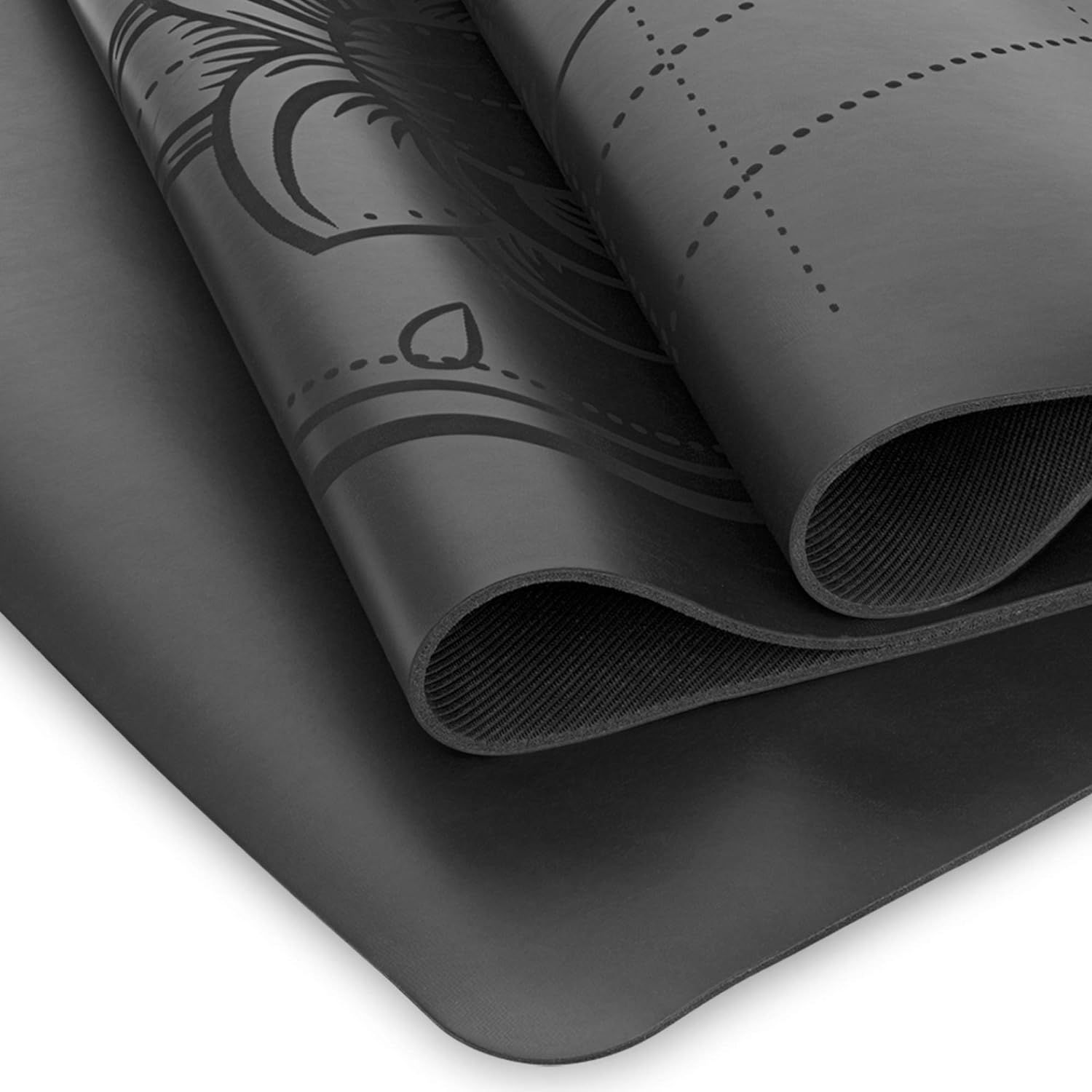 Schwarze Yogamatte aus Naturkautschuk, teilweise gerollt. Die Oberfläche zeigt ein Muster.