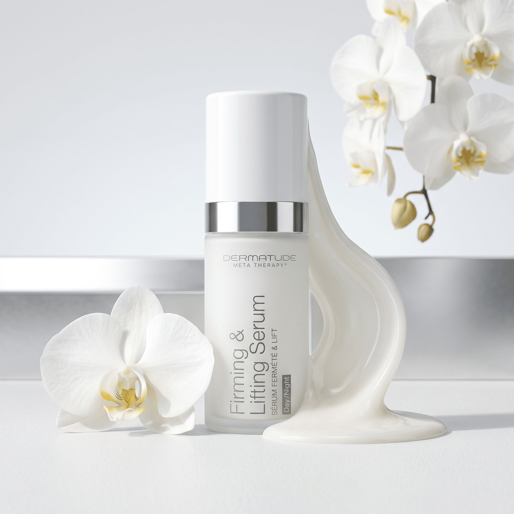 Weiße Flasche mit silbernem Ring, beschriftet mit 'Firming & Lifting Serum'. Daneben weiße Orchideen.