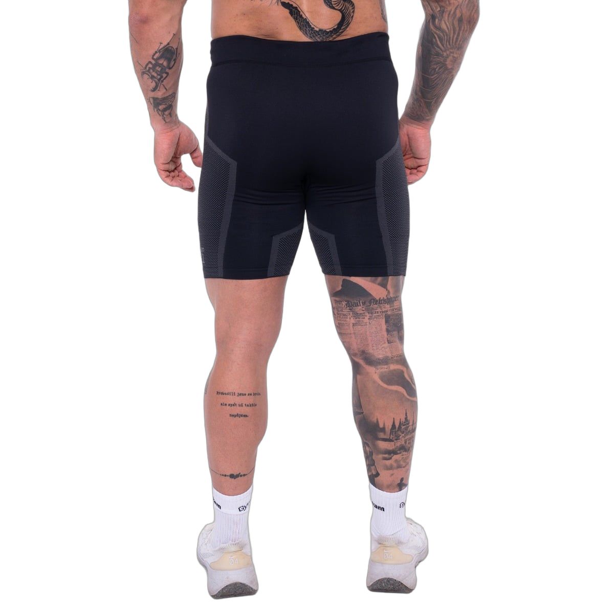 Rückansicht Herren Shorts, schwarz, nahtlos, mit seitlichen grauen Einsätzen.