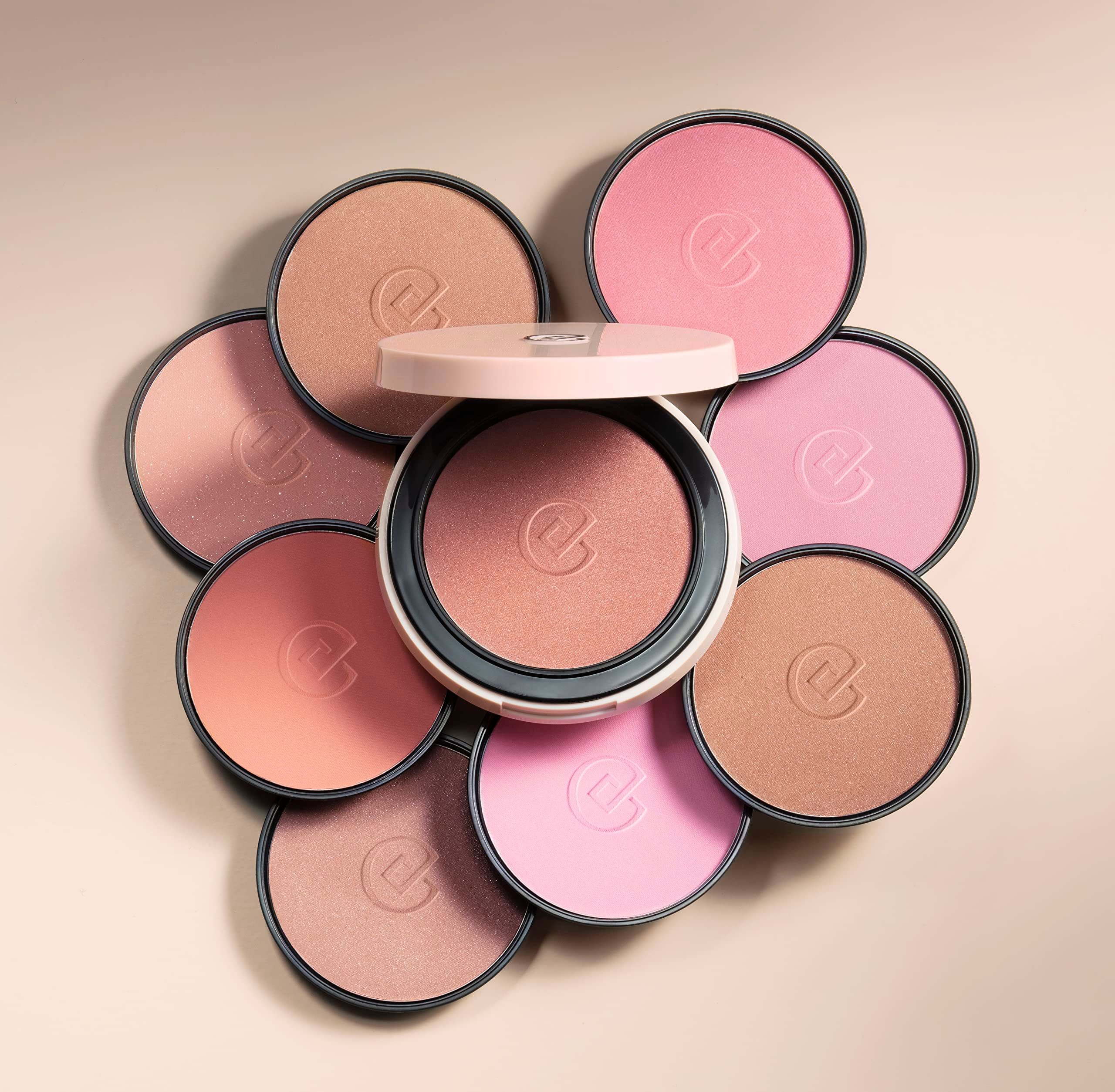 Mehrere Blush-Kompaktpuder mit geöffneten Deckeln. Verschiedene Rosatöne. Auf hellem Hintergrund angeordnet.