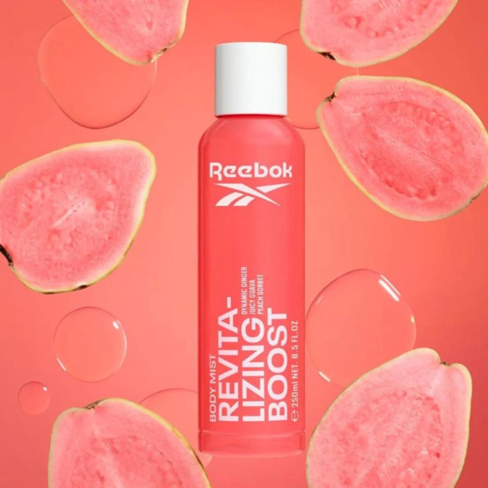 Reebok Körpernebel-Flasche. Rosa Flasche mit weißem Deckel. Text: Revitalizing Boost, 250ml. Guaven und Tropfen.