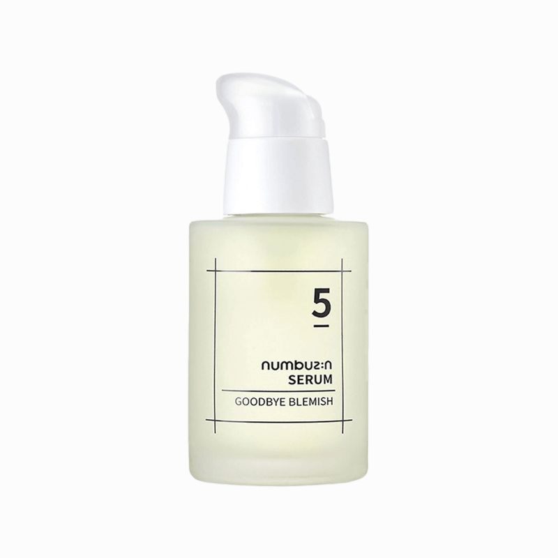Serumflasche mit weißem Pumpkopf. Aufschrift: 5, numbuz:n SERUM, Goodbye Blemish. Quadratische Form, mattiertes Glas.
