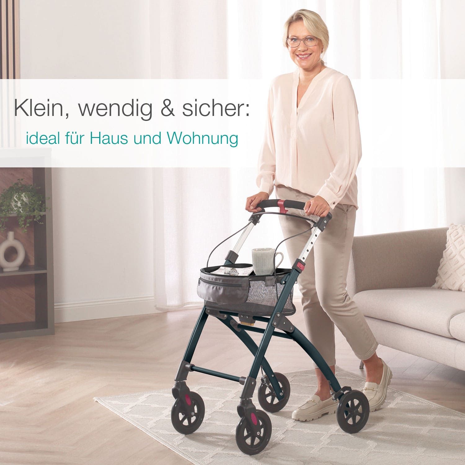 Frau mit Rollator in Wohnzimmer. Text: Klein, wendig & sicher: ideal für Haus und Wohnung.