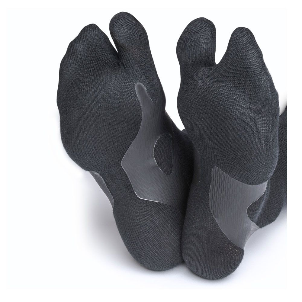 Zwei schwarze Socken mit geteiltem Zehenbereich und transparenten Verstärkungen. Draufsicht, weißer Hintergrund.