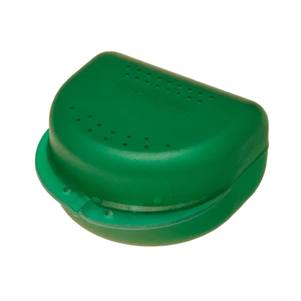 Grüne Zahnspangenbox mit abgerundeter Form. Oberteil mit Löchern. Unterteil mit umlaufendem Rand und Scharnier.