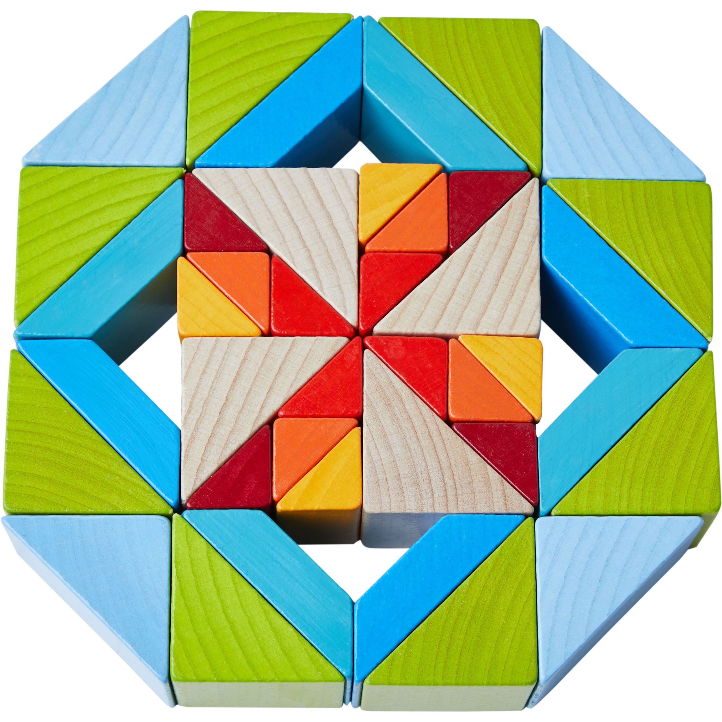 Zusammengesetzte Spielbausteine in geometrischer Form. Farben: Grün, Blau, Holz, Orange, Rot.