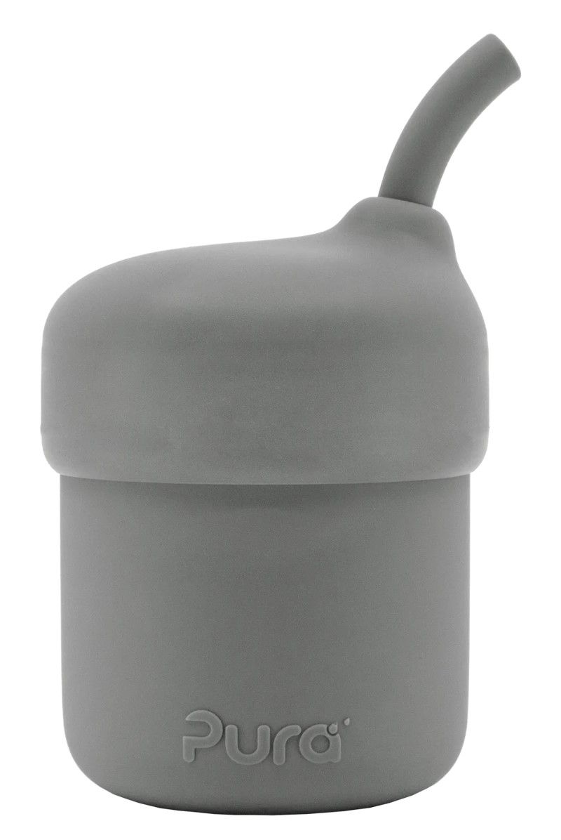 Grauer Silikon-Trinkbecher mit Strohhalm. Der Becher hat einen Deckel und das Logo "Pura".