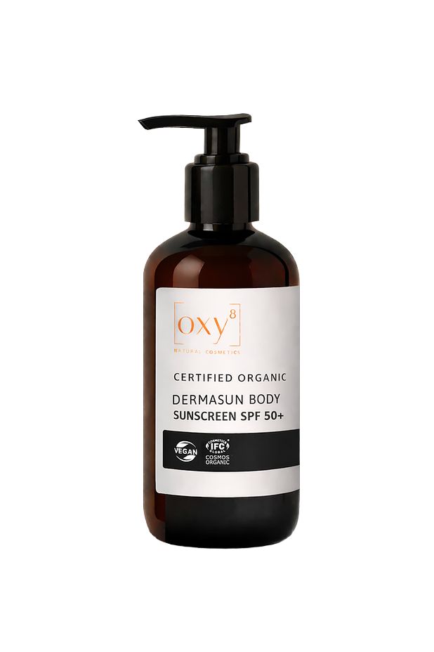 Braune Flasche mit schwarzem Pumpverschluss. Weißes Etikett mit Produktinformationen: DERMASUN BODY SUNSCREEN SPF 50+.