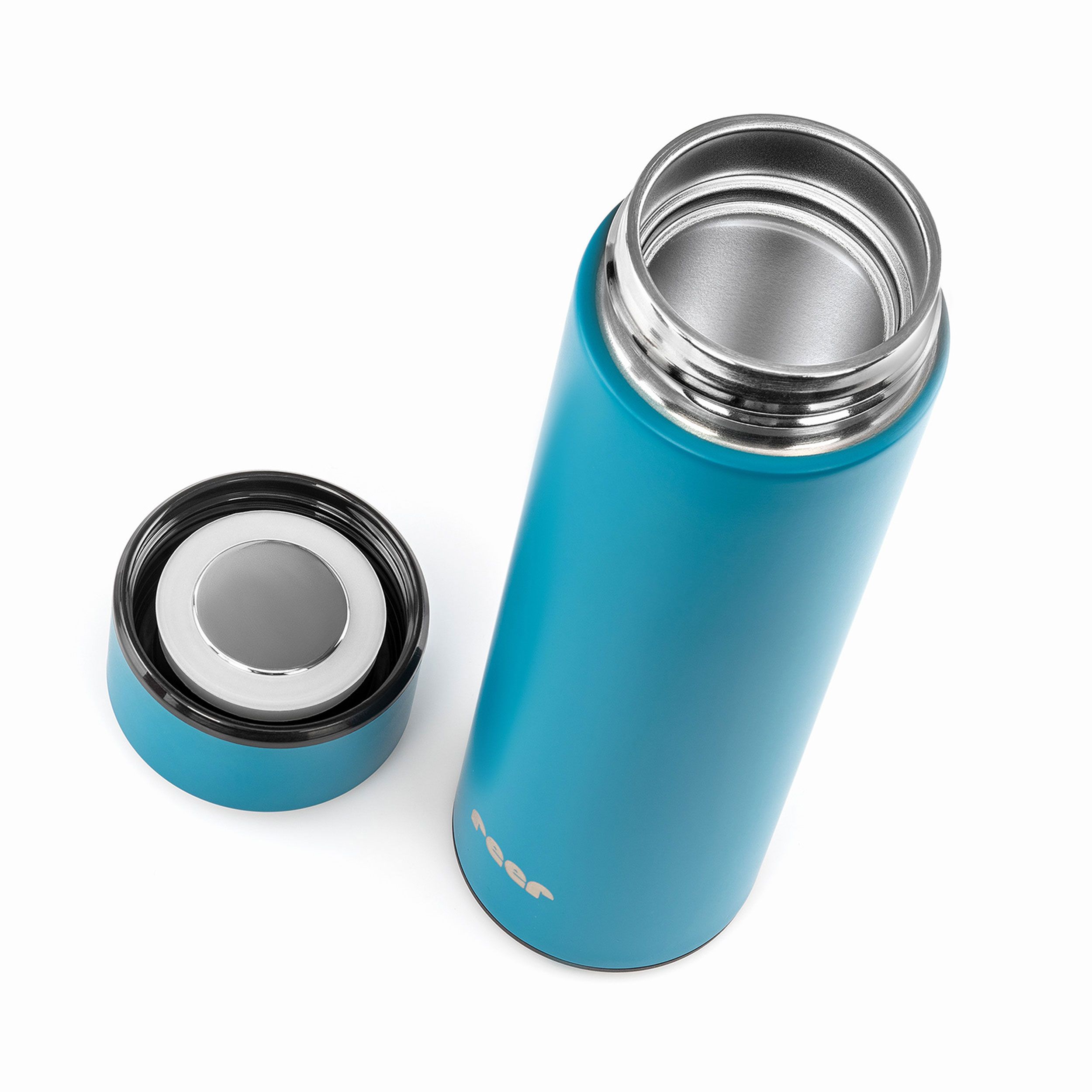 Blaue Isolierflasche mit geöffnetem Deckel. Innen silberfarben. Auf weißem Hintergrund.