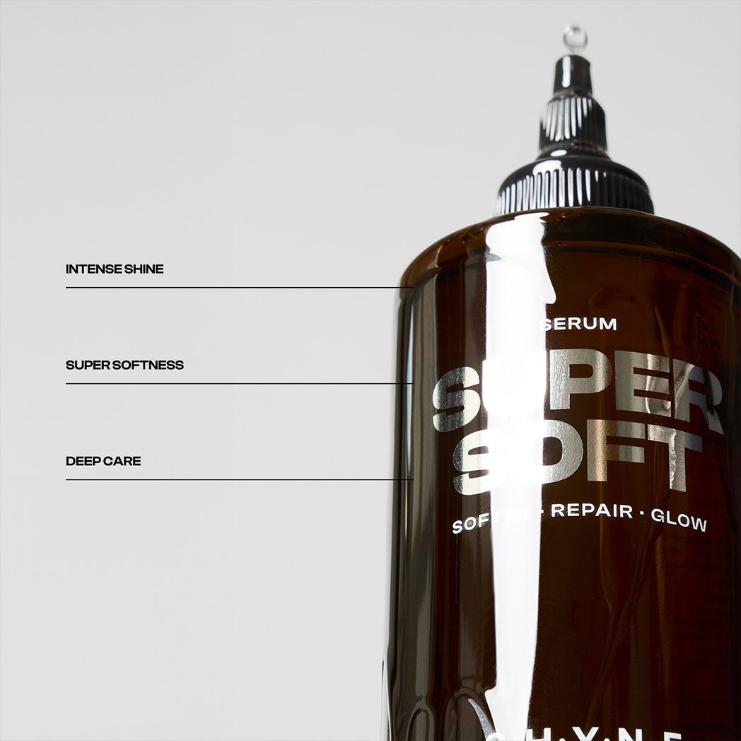 Braune Flasche mit schwarzem Verschluss. Aufschrift: SERUM SUPER SOFT. Text: INTENSE SHINE, SUPER SOFTNESS, DEEP CARE.