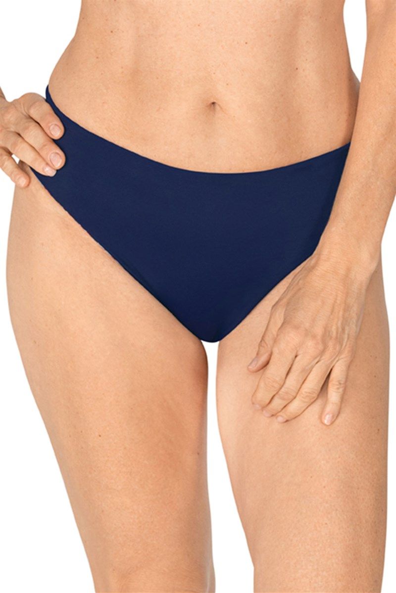 Einfarbige Bikinihose in Marineblau. Vorderansicht. Frau trägt die Hose. Glatter Stoff.