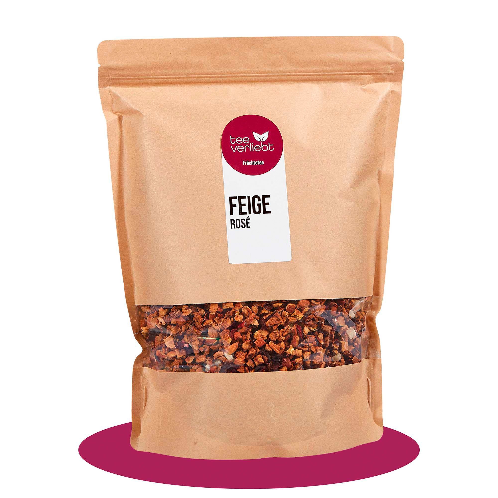 Beutel mit losem Früchtetee. Aufkleber mit "tee.verliebt" Logo und "Feige Rosé". Sichtbares Produkt durch transparenten Bereich.