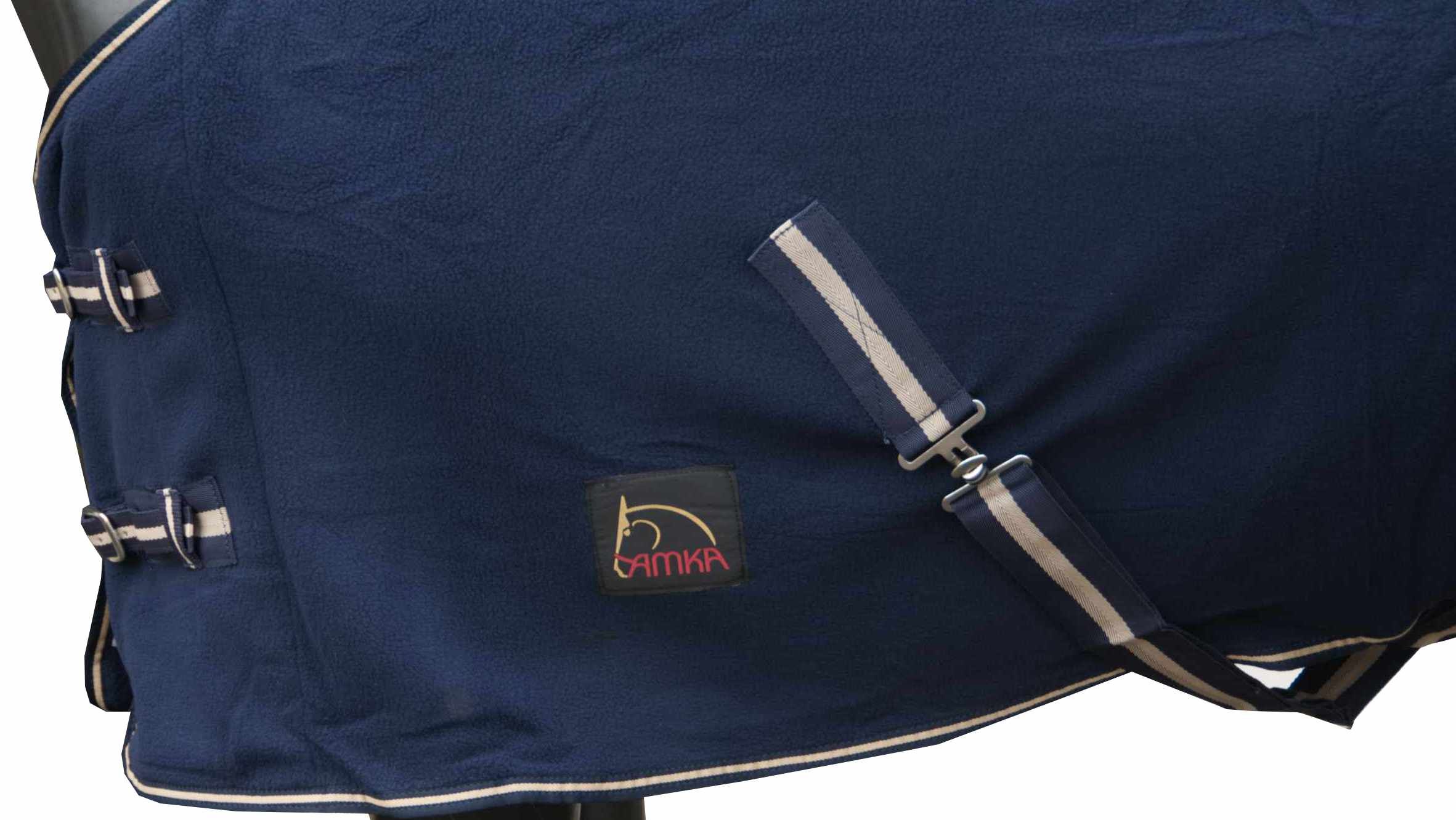 Blaue Pferdedecke mit Kreuzgurten und Metallverschlüssen. AMKA-Logo auf dem Stoff.