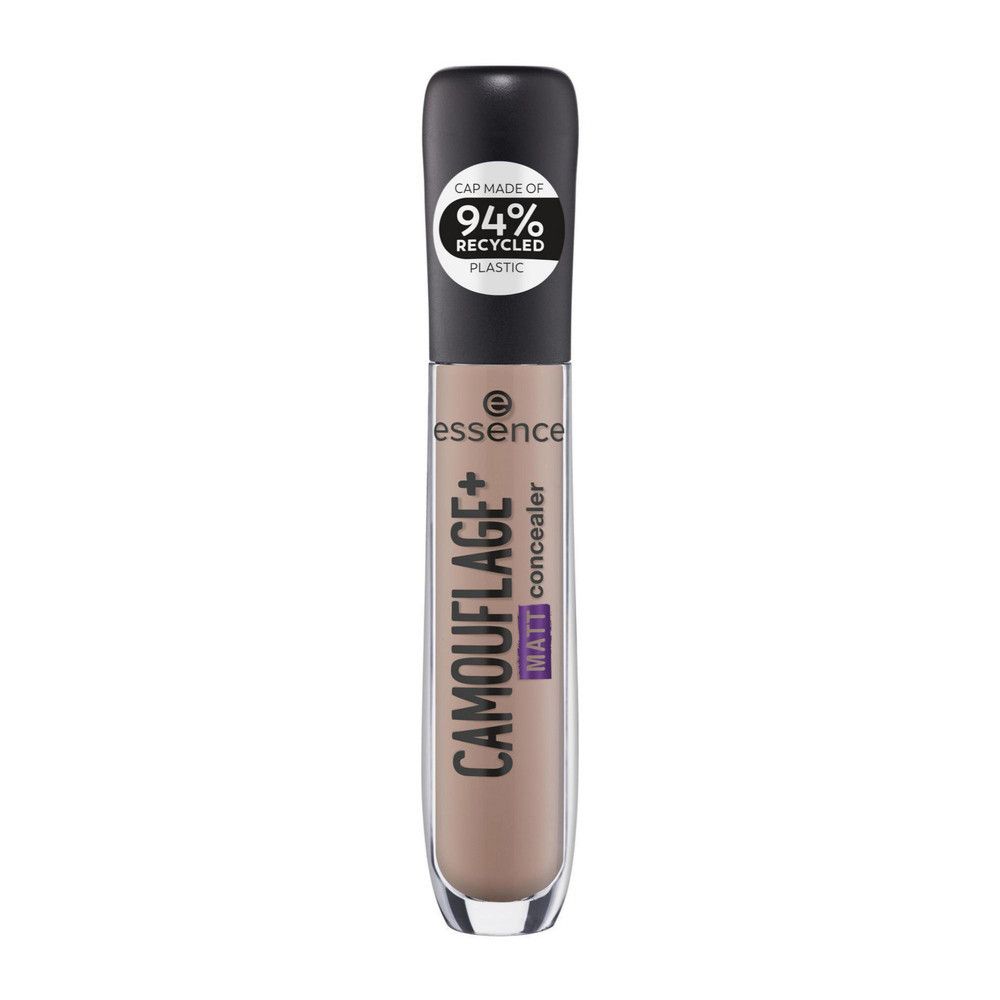 Concealer-Tube. Aufschrift: CAMOUFLAGE+ MATT concealer. Marke: essence. Deckel mit Aufschrift: CAP MADE OF 94% RECYCLED PLASTIC.