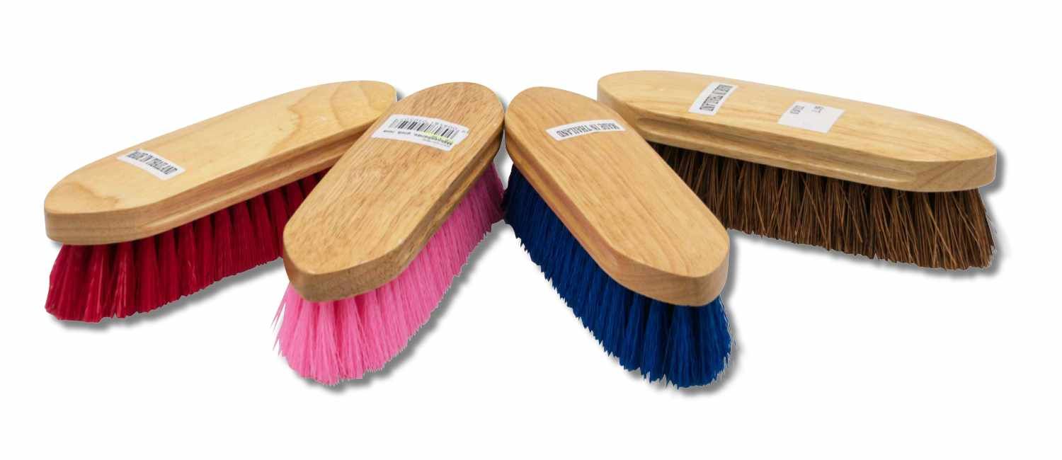 AMKA Mähnenbürste. Vier Bürsten mit Holzrücken und farbigen Borsten: rot, pink, blau und braun. Die Bürsten sind leicht gebogen und haben einen Holzgriff. Auf dem Rücken befindet sich ein Etikett. Die Borsten sind dicht und gleichmäßig angeordnet.