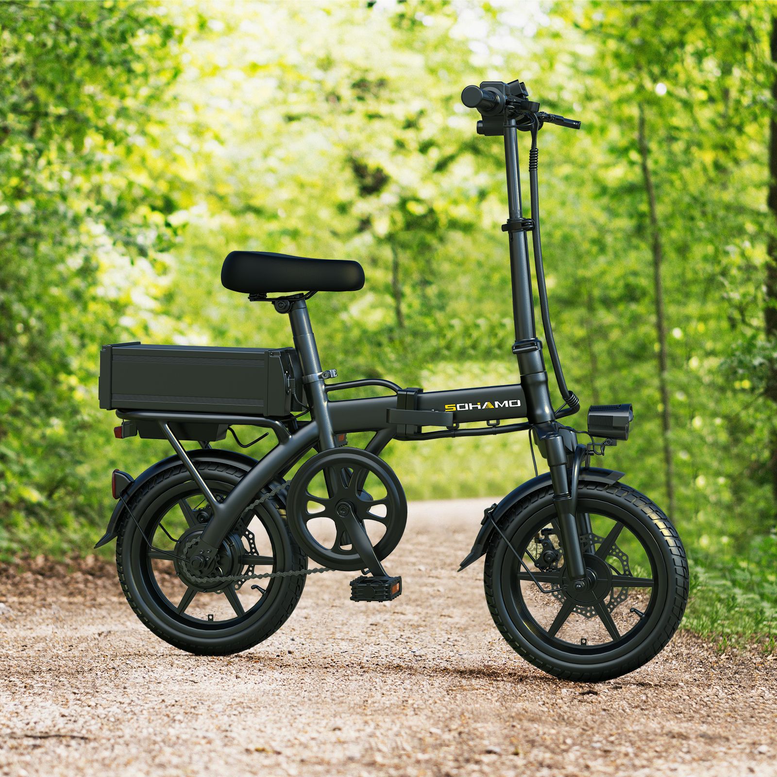 Schwarzes E-Bike auf einem Waldweg. Mit Akku, Scheinwerfer und Gepäckträger. Marke SOHAMO.
