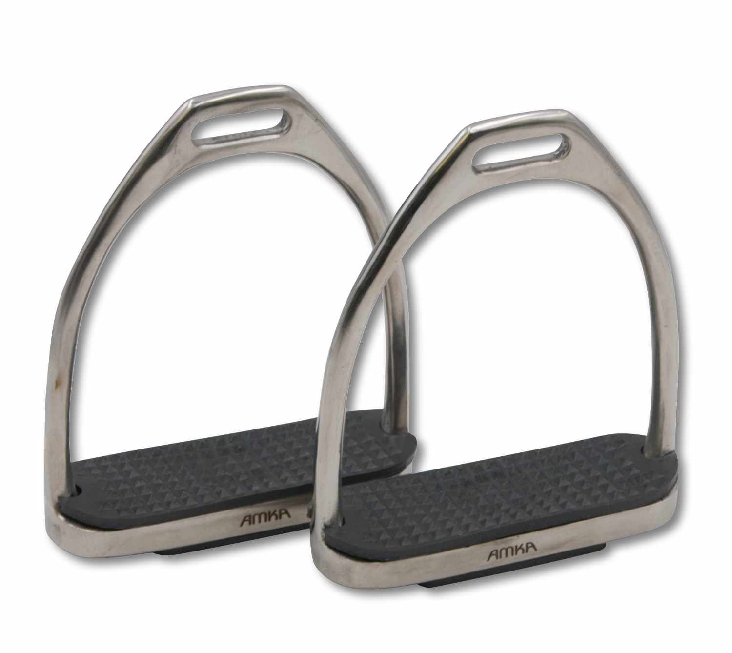 Zwei AMKA Steigbügel aus Edelstahl. Schwarze Trittfläche mit AMKA-Logo. Metallbügel mit rechteckiger Trittfläche.