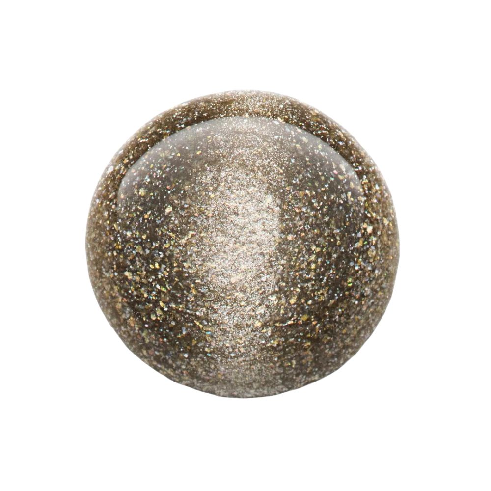 Kugel aus Nagellack. Farbtöne: Silber, Grau. Enthält Glitzerpartikel. Oberfläche glänzend.