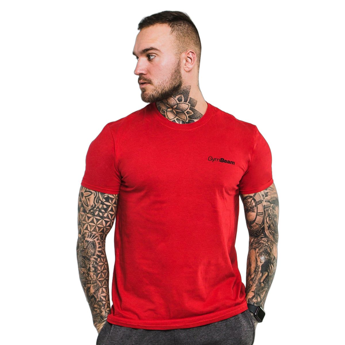 Mann in rotem Basic T-Shirt, Oberkörperansicht, blickt nach links.