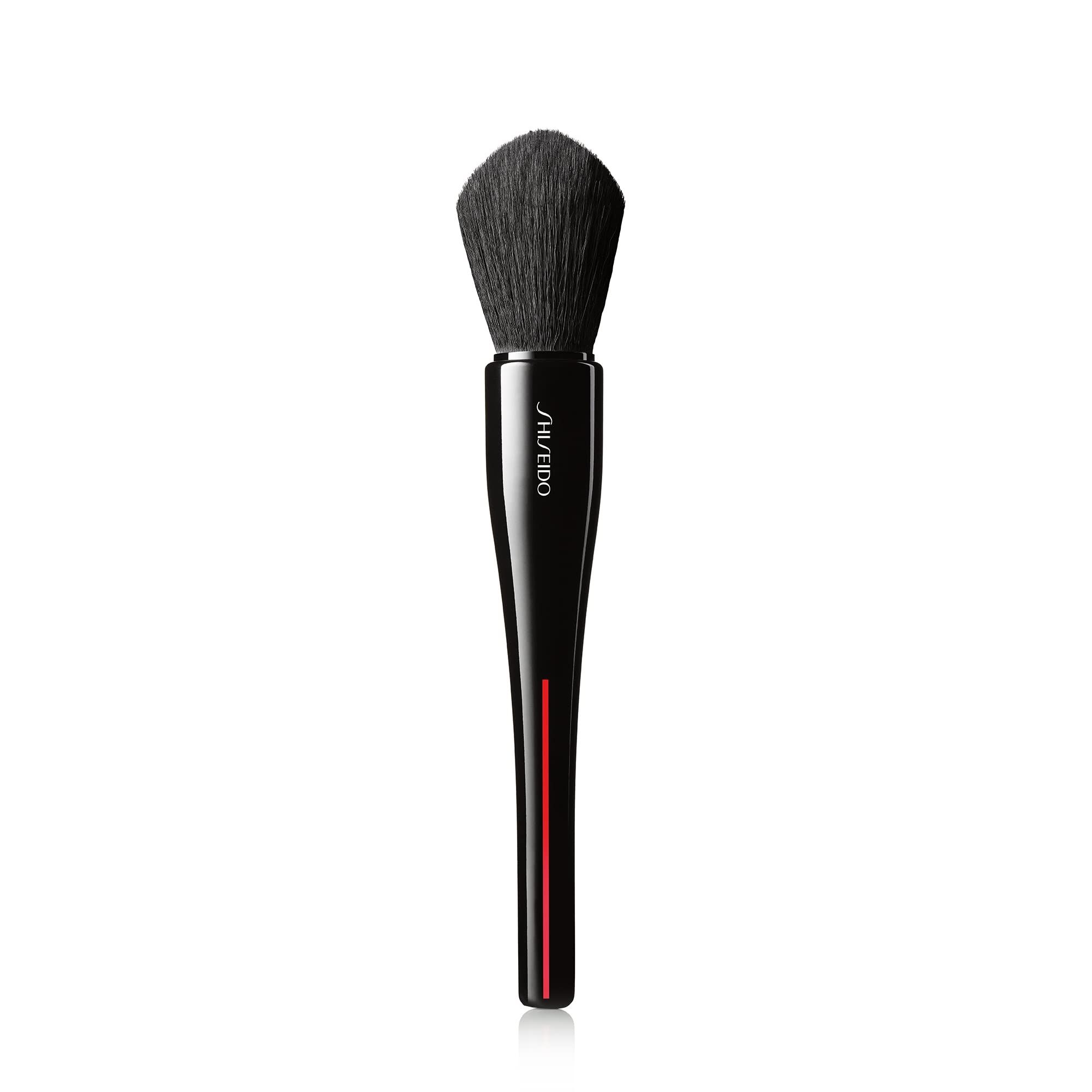Pinsel mit schwarzem Borstenkopf und schwarzem Griff mit rotem Streifen. SHISEIDO-Logo auf dem Griff.