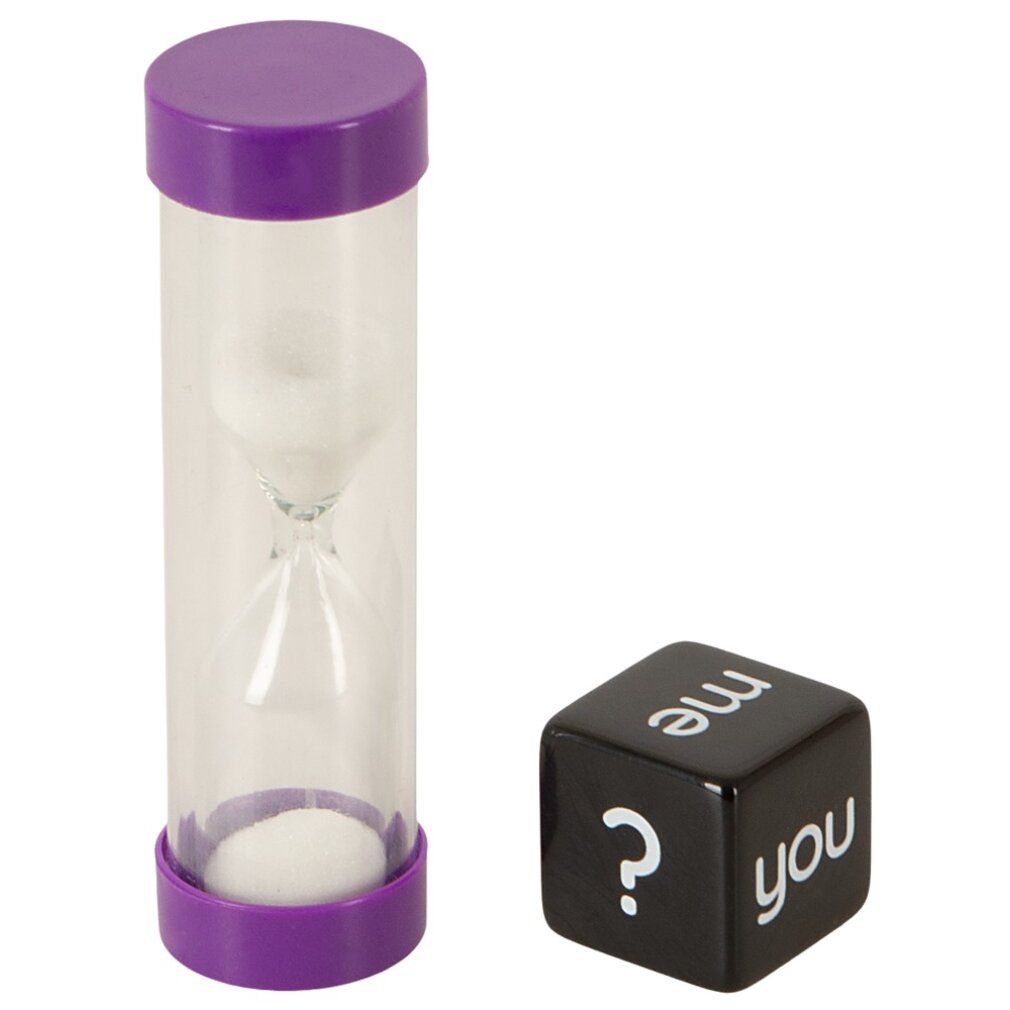 Transparente Sanduhr mit lila Deckel und Boden, daneben ein schwarzer Würfel mit weißen Buchstaben und Fragezeichen.