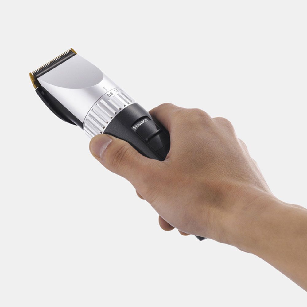 Hand hält Bart- und Haarschneider. Schwarzes Gehäuse, silberner Kopf. Marke: Panasonic ER1512.