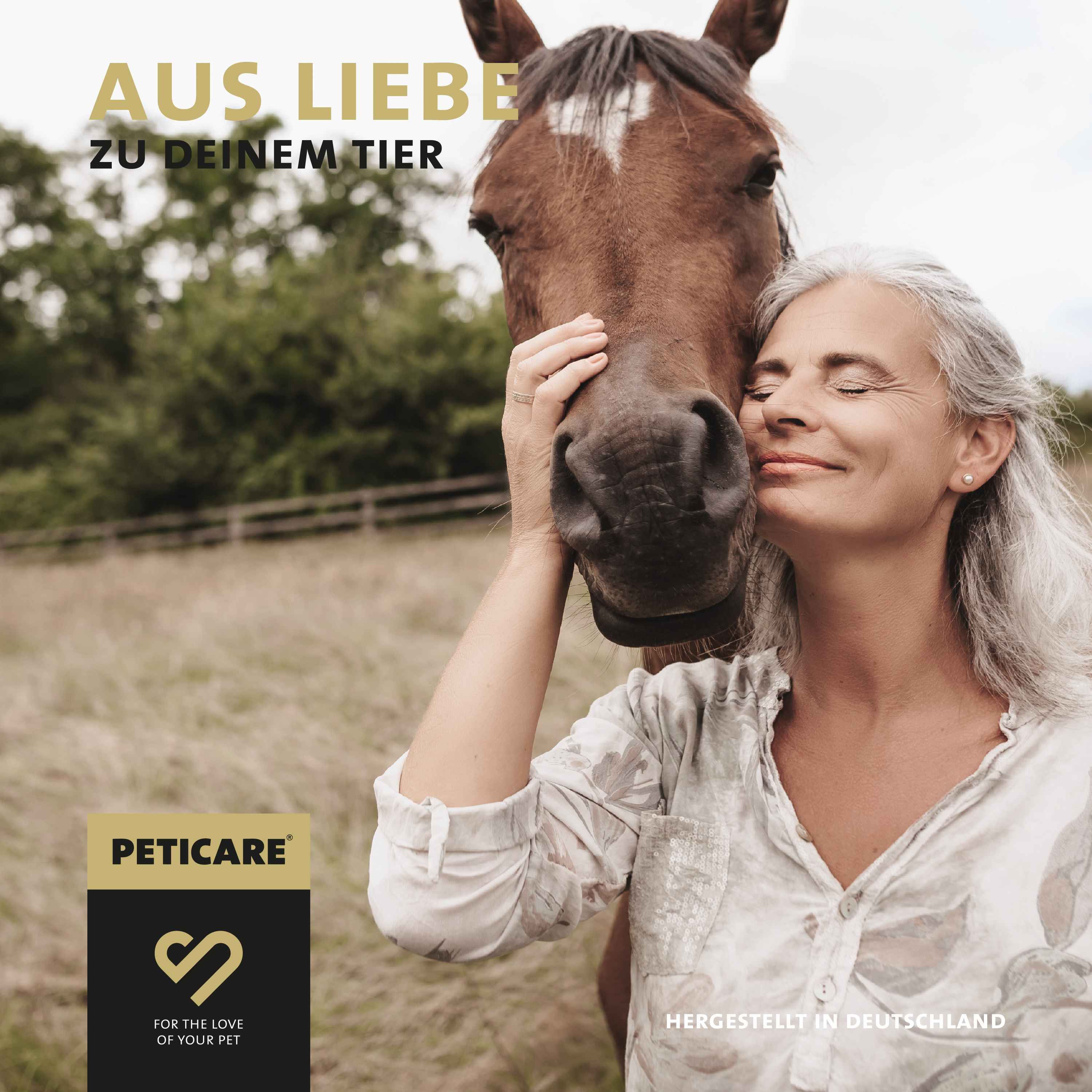 Frau umarmt Pferd. Logo Peticare. Text: Aus Liebe zu deinem Tier. Hergestellt in Deutschland.