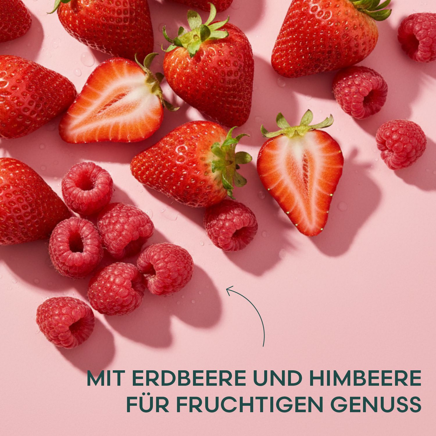 Erdbeeren und Himbeeren auf rosa Untergrund. Einige Früchte sind halbiert. Text: Mit Erdbeere und Himbeere für fruchtigen Genuss.
