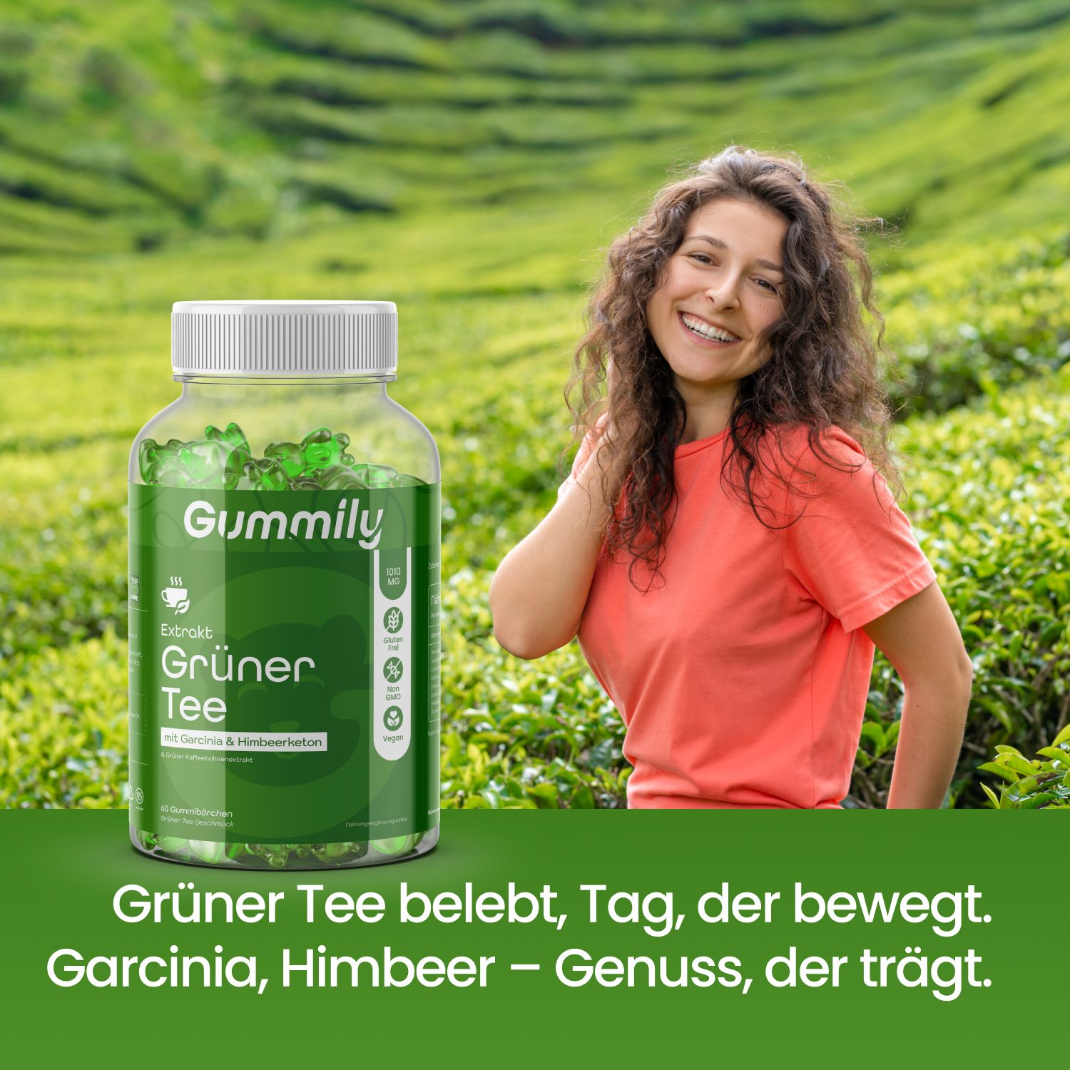 Frau lächelt neben Flasche mit grünen Gummibärchen. Text: Grüner Tee belebt, Tag, der bewegt. Garcinia, Himbeer - Genuss, der trägt.