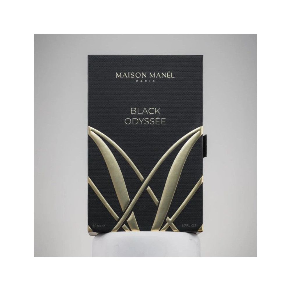 Schwarze rechteckige Schachtel mit goldfarbenem Schriftzug. Aufschrift: Maison Manel Paris, Black Odyssée. Schwarzer Verschluss.