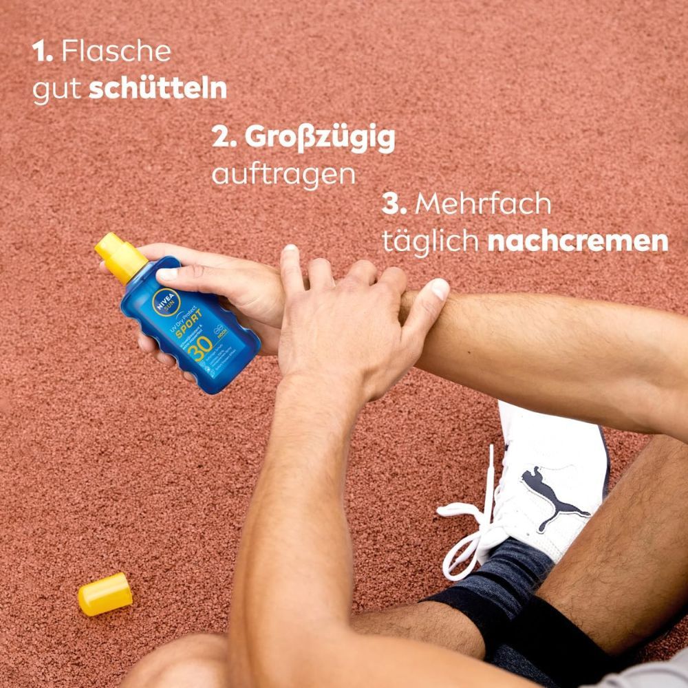 Person hält blaue Sprühflasche. Anwendungsschritte: Schütteln, auftragen, nachcremen. Person sitzt auf roter Sportfläche.