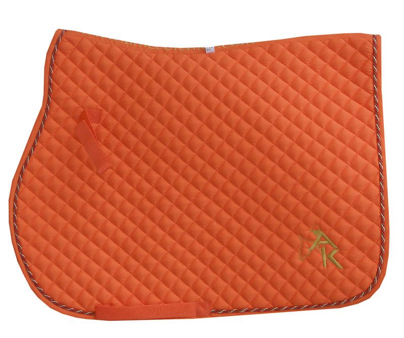 Orange Schabracke mit Rautenmuster und goldfarbener Kordel. Logo-Stickerei. Schlaufen für Sattelgurt und Sattel.
