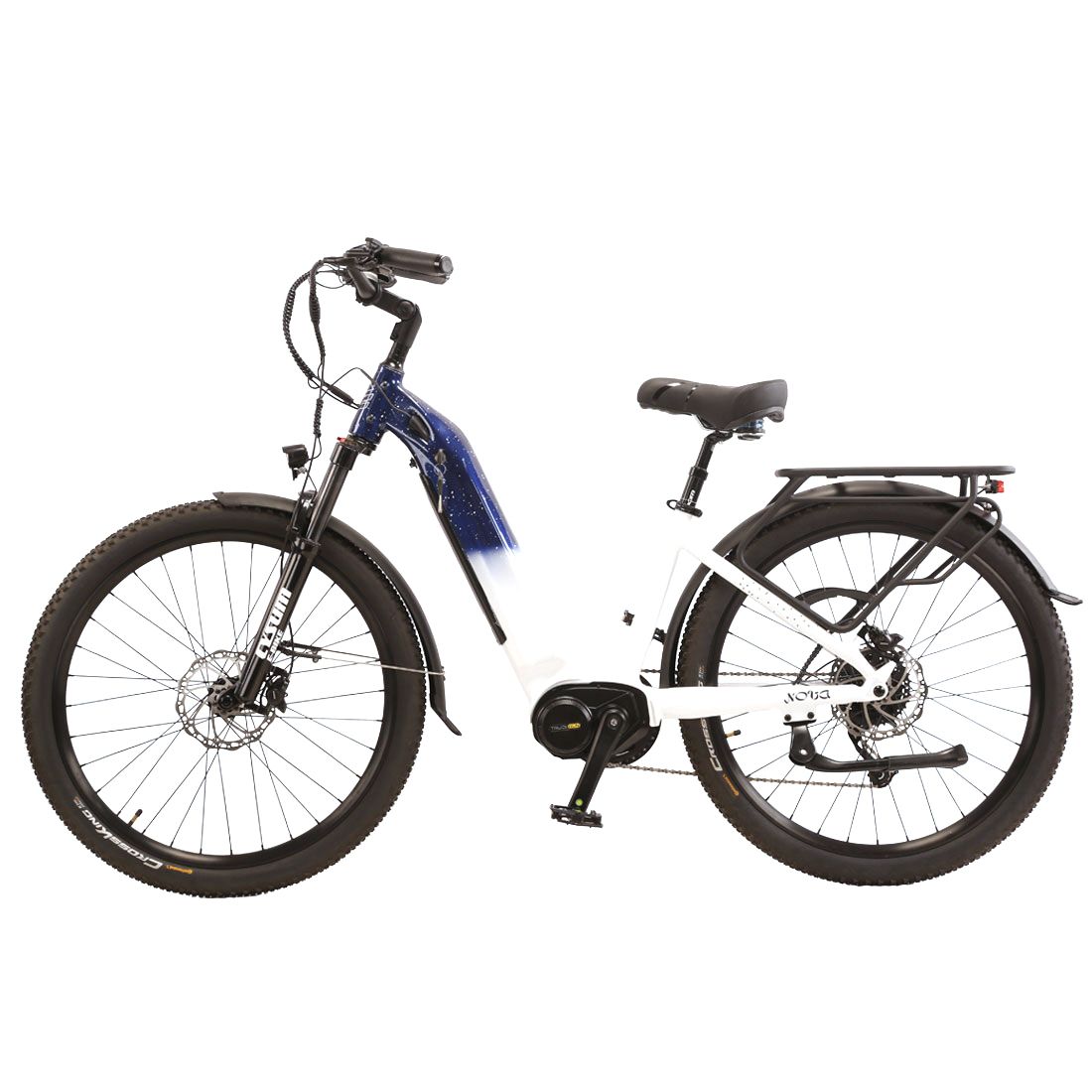 E-Bike mit Mittelmotor, weiß-blau. Schwarze Reifen, Gepäckträger, Sattel. Frontscheinwerfer, Schutzbleche.