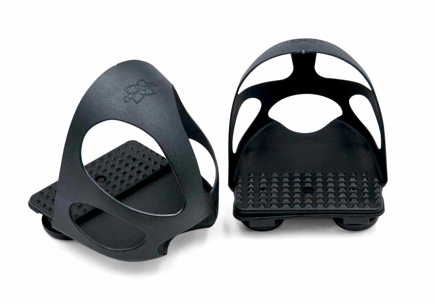 Zwei schwarze Steigbügeleinlagen. Rutschfeste Oberfläche. Aussparungen für den Steigbügel.