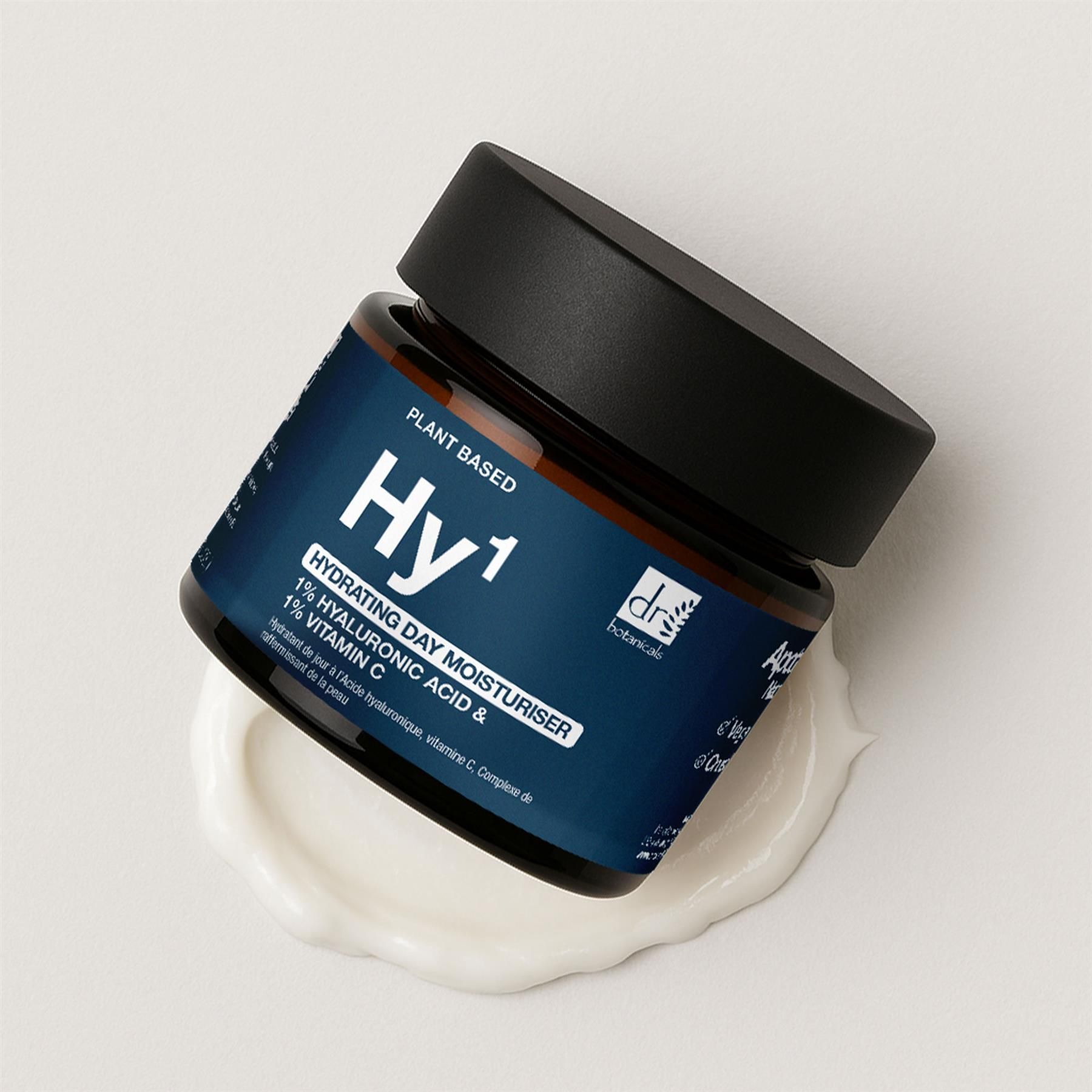 Dr. Botanicals Hy1 Tagescreme mit Hyaluronsäure und Vitamin C, auf Creme-Spur.