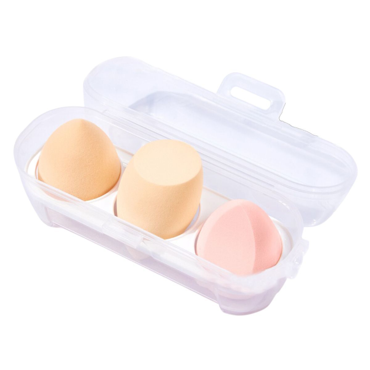 Drei Make-up-Schwämme in einer transparenten Kunststoffbox. Zwei sind beige, einer rosa. Die Box hat einen Deckel und einen Griff.