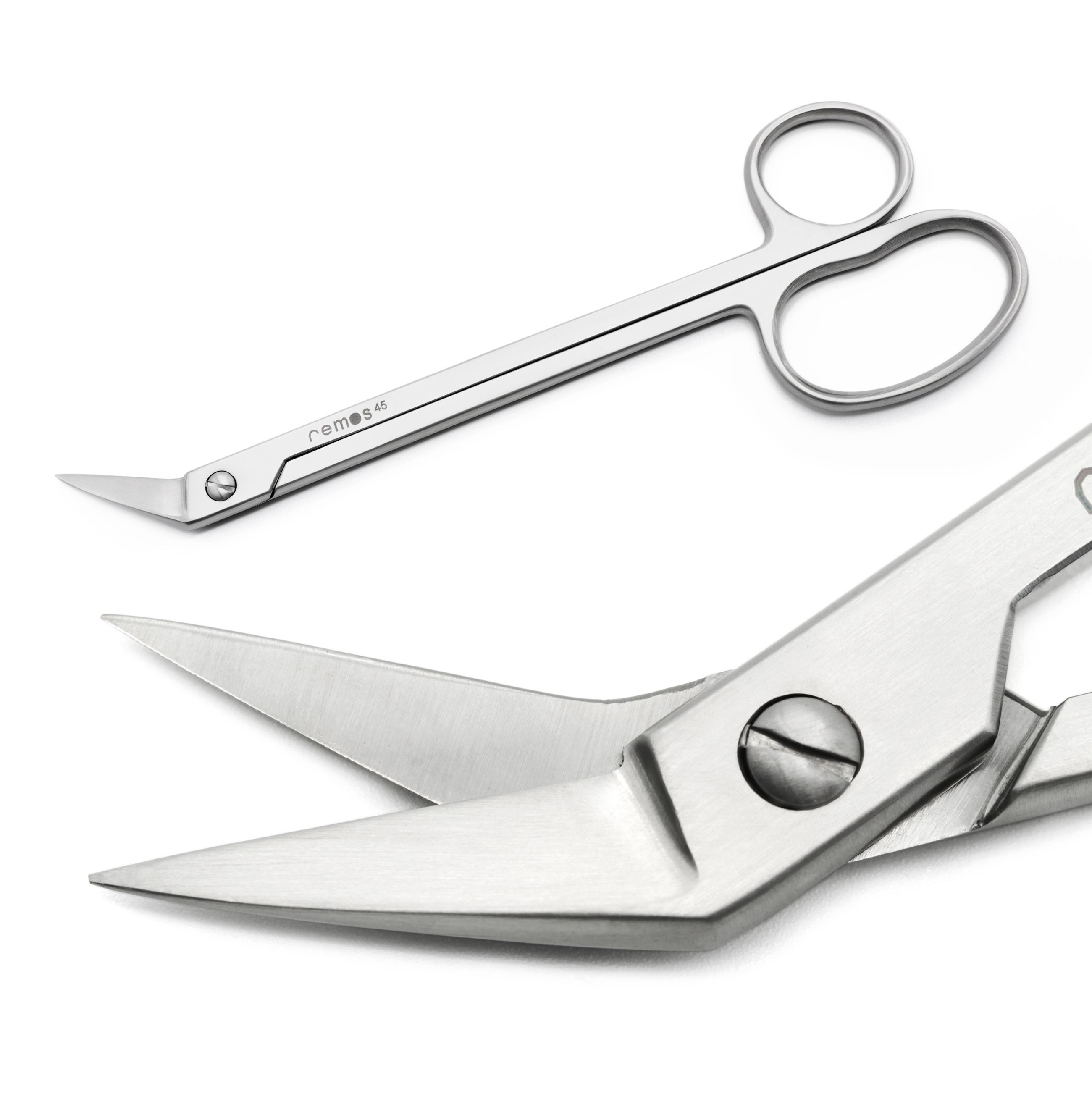 Abgewinkelte Fußnagelschere aus Metall mit zwei Griffschlaufen. Nahaufnahme der Klingen.