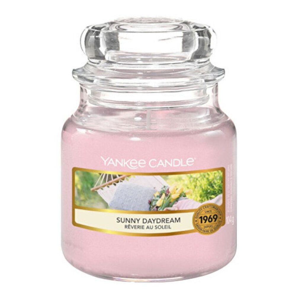 Yankee Candle 'Sunny Daydream' Duftkerze im Glas mit Deckel. Rosa Wachs, Etikett mit Hängematten-Motiv.