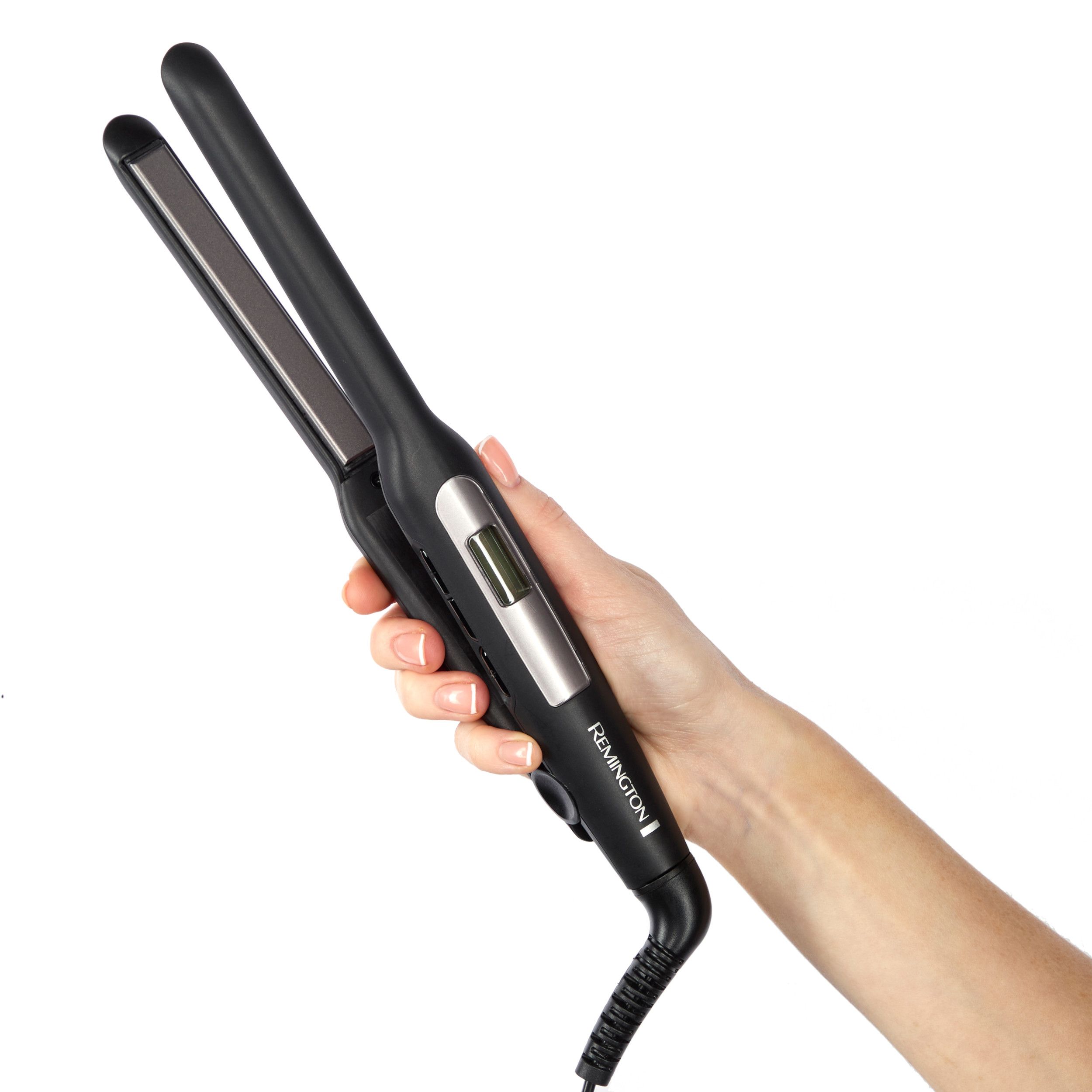 Schwarzes Glätteisen mit digitalem Display, gehalten von einer Hand. Marke Remington sichtbar.
