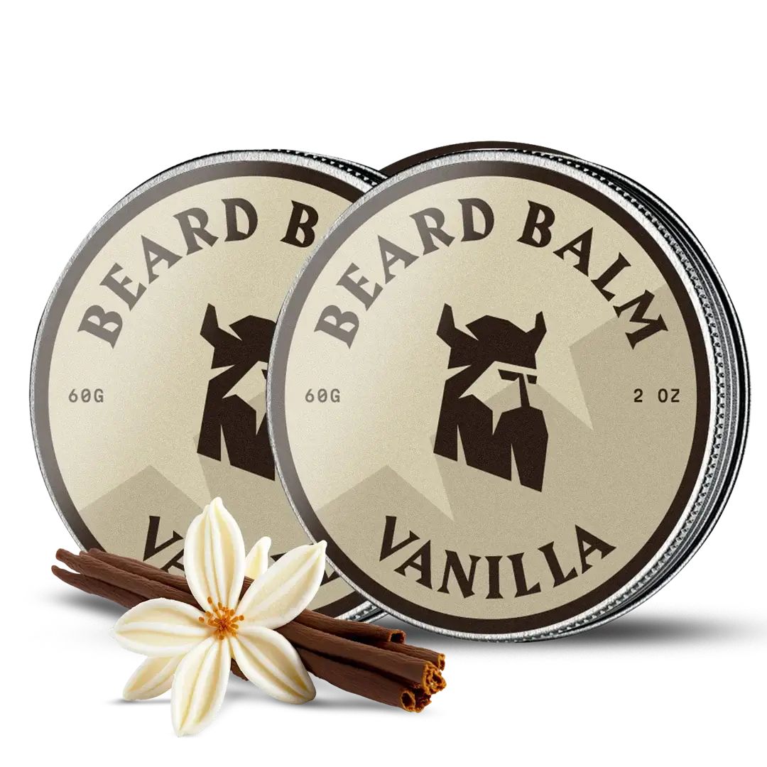 Zwei runde Dosen mit Deckel, Aufschrift "BEARD BALM" und "VANILLA". Daneben eine Vanilleblüte und Zimtstangen.