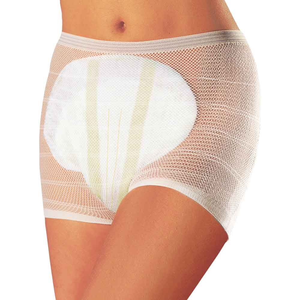 Person trägt weiße, elastische Fixierhose mit Einlage. Die Hose bedeckt den Po und Oberschenkel.