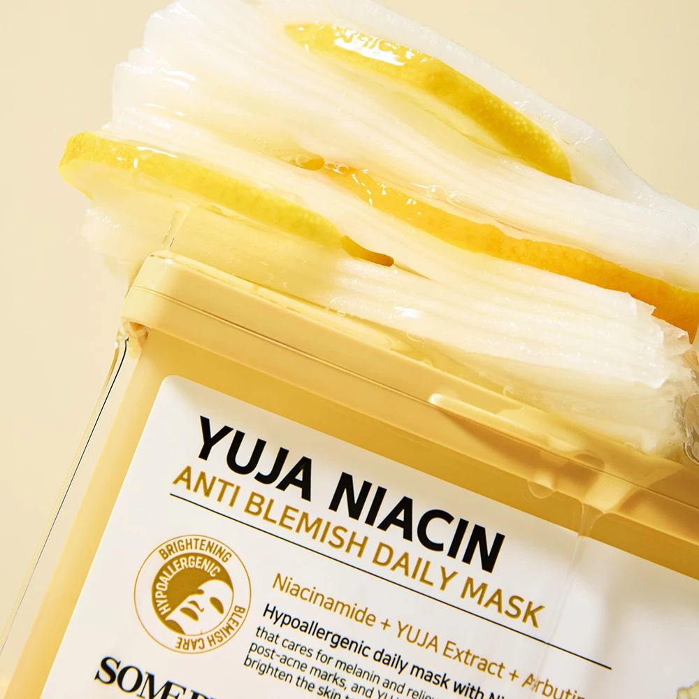 Geöffnete Maskenpackung mit Masken und Zitronenscheiben. Aufschrift: Yuja Niacin Anti Blemish Daily Mask.