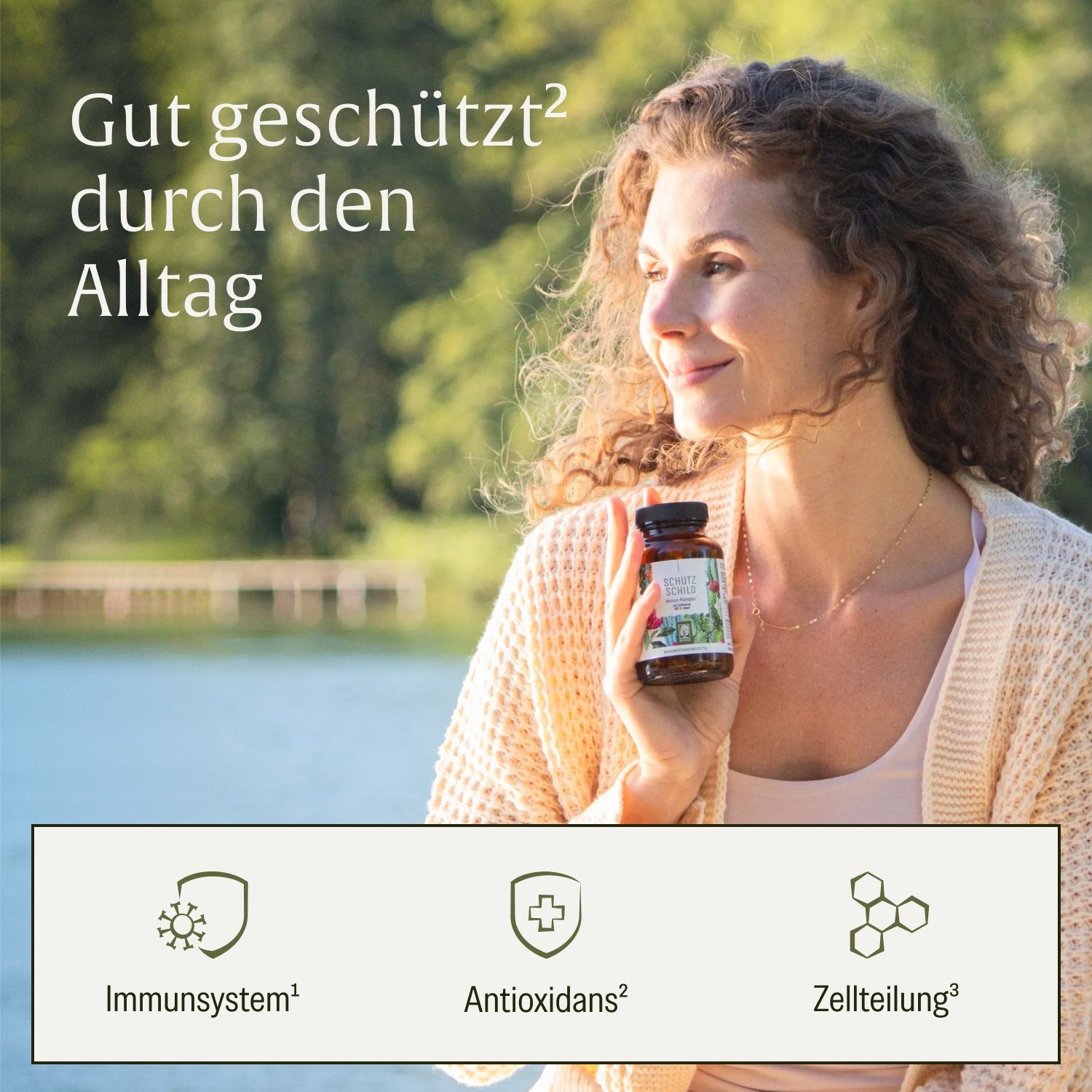 Frau hält Schutzschild Immun-Komplex Flasche. Symbole für Immunsystem, Antioxidans, Zellteilung.