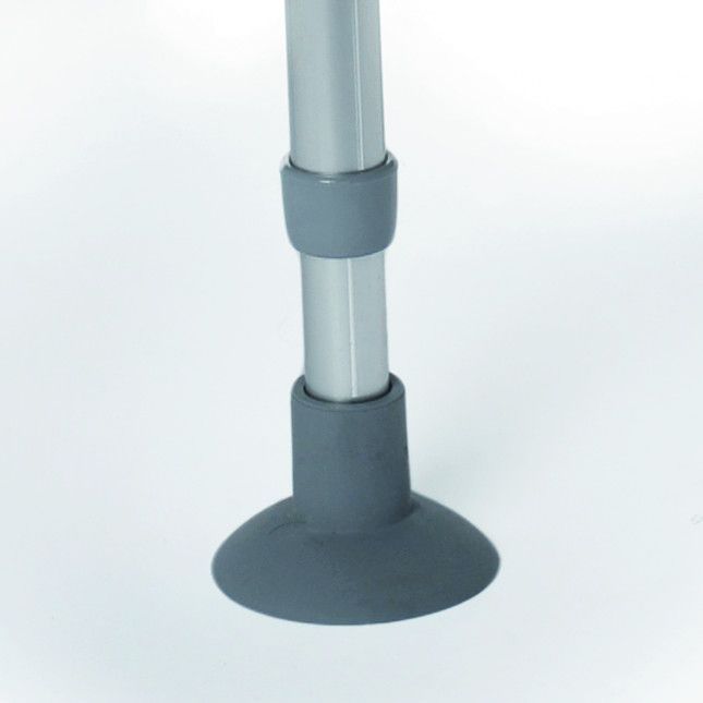 Detailansicht eines grauen Gummifußes eines Duschhockers. Der Fuß ist rund und hat eine breite Basis.