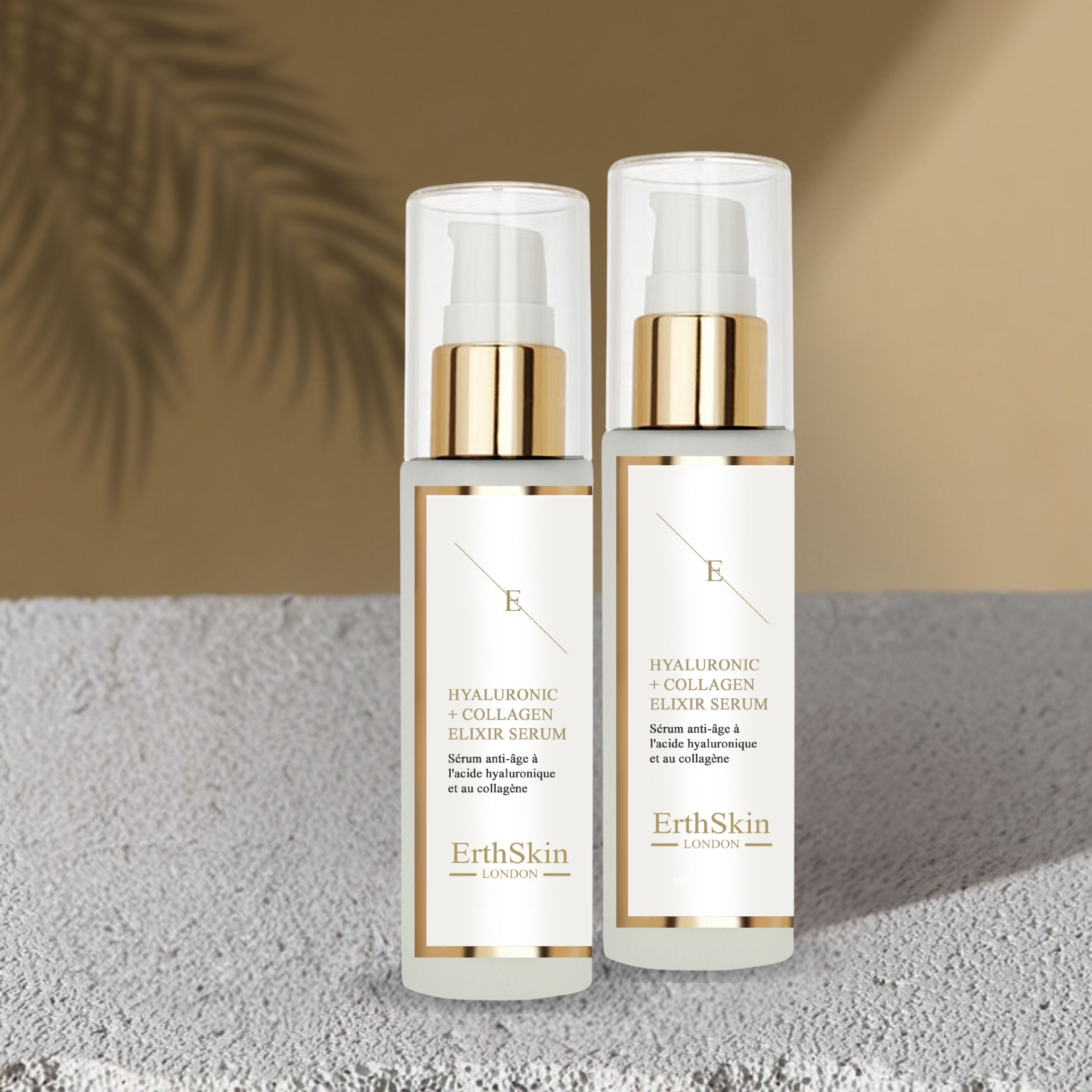 Zwei Serumflaschen mit Pumpverschluss. Aufschrift: Hyaluronsäure + Kollagen Elixier Serum. Marke: ErthSkin London. Hintergrund: Schatten.