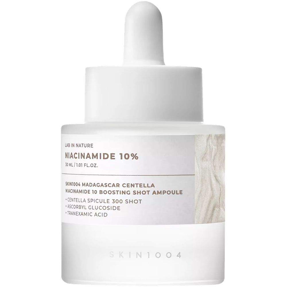 SKIN1004 Ampulle mit Niacinamid 10%, mit sichtbaren Inhaltsstoffen.