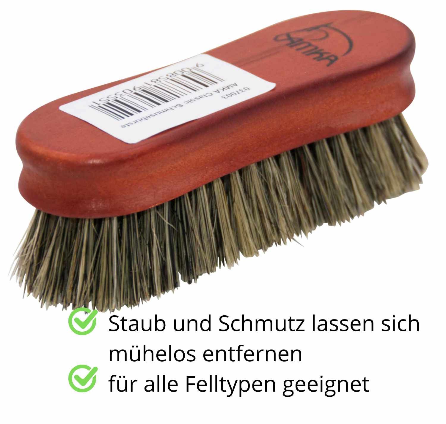 AMKA Classic Schmusebürste. Die Bürste hat einen Holzrücken und Borsten. Auf der Bürste ist ein Etikett mit Produktinformationen angebracht. Auf dem Bild steht: Staub und Schmutz lassen sich mühelos entfernen, für alle Felltypen geeignet.